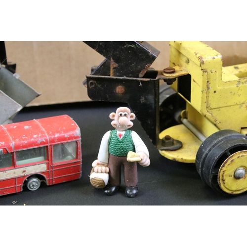 450 - Collection of various mixed toys to include diecast models with examples from Dinky, Tonka, Corgi Ma... 