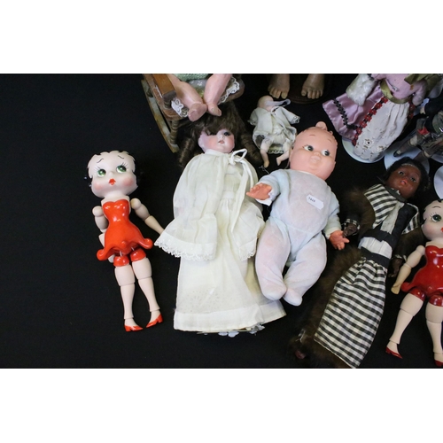 452 - Quantity of various dolls to include mainly bisque headed dolls featuring Armand Marseille examples ... 