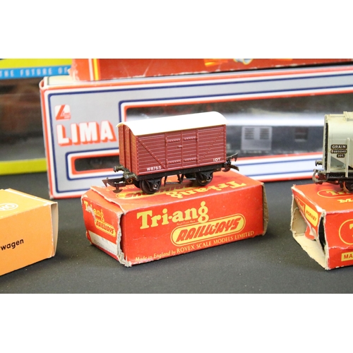 236 - 17 Boxed OO / HO gauge items of rolling stock to include Athern, Triang, Bachmann, Lima, Hornby Bemo... 