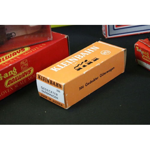 236 - 17 Boxed OO / HO gauge items of rolling stock to include Athern, Triang, Bachmann, Lima, Hornby Bemo... 