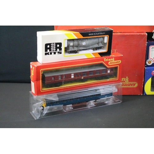 236 - 17 Boxed OO / HO gauge items of rolling stock to include Athern, Triang, Bachmann, Lima, Hornby Bemo... 