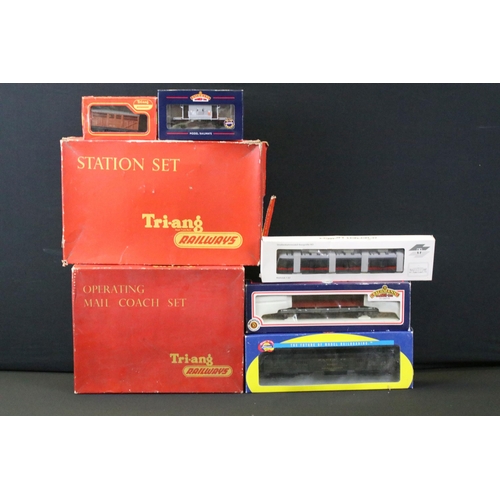 236 - 17 Boxed OO / HO gauge items of rolling stock to include Athern, Triang, Bachmann, Lima, Hornby Bemo... 