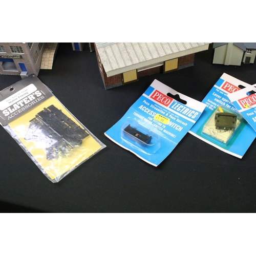 237 - Quantity of N gauge model railway accessories to include carded /boxed and unboxed items featuring P... 