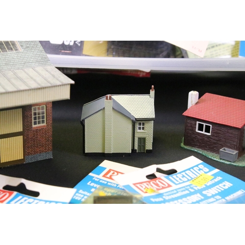 237 - Quantity of N gauge model railway accessories to include carded /boxed and unboxed items featuring P... 