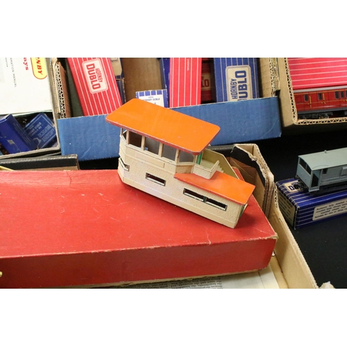 247 - Collection of Hornby Dublo model railway to include 12 x boxed items of rolling stock, 2 x boxed D1 ... 