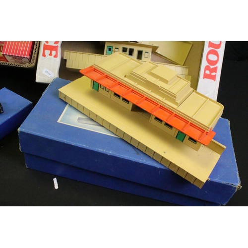 247 - Collection of Hornby Dublo model railway to include 12 x boxed items of rolling stock, 2 x boxed D1 ... 