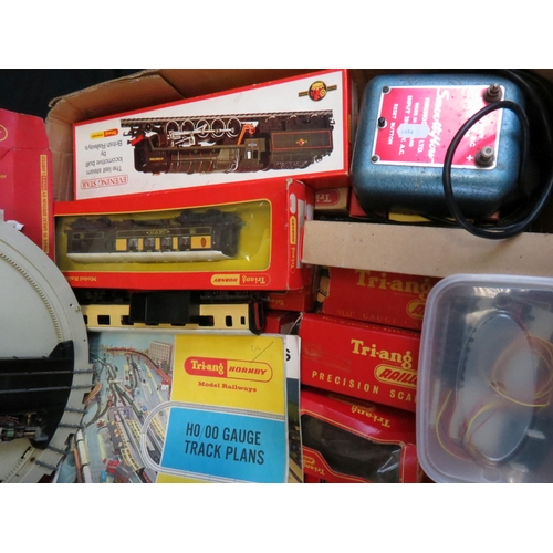 224A - 17 Boxed Triang OO gauge items to include locomotives, items of rolling stock, track, etc featuring ... 