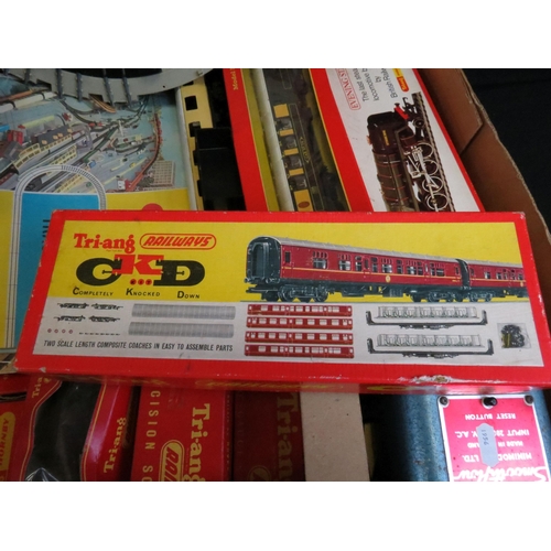 224A - 17 Boxed Triang OO gauge items to include locomotives, items of rolling stock, track, etc featuring ... 