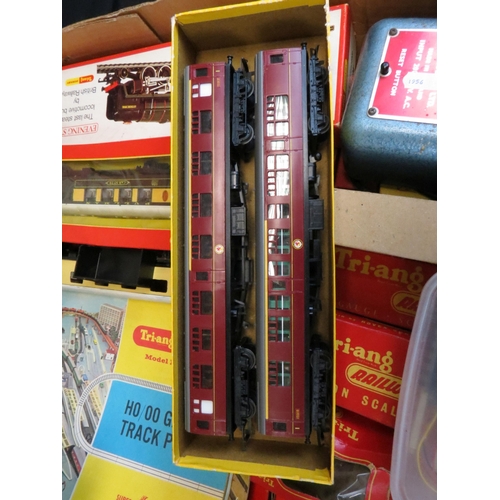 224A - 17 Boxed Triang OO gauge items to include locomotives, items of rolling stock, track, etc featuring ... 