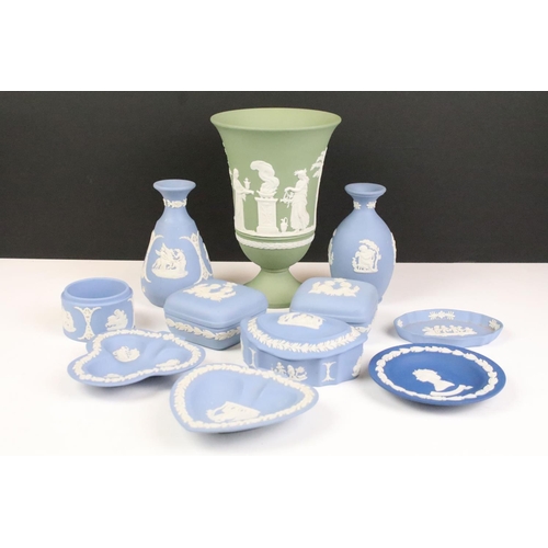 88 - Wedgwood jasperware ceramics to include blue ground boxes, 1952 Jubilee commemorative dish and green... 