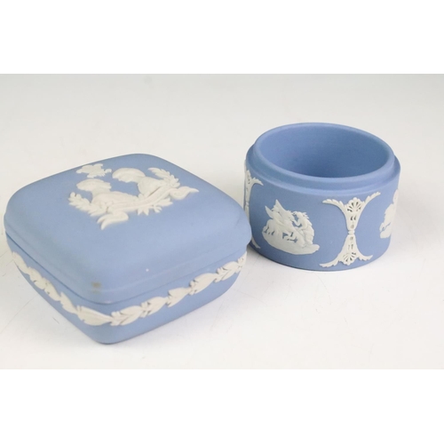 88 - Wedgwood jasperware ceramics to include blue ground boxes, 1952 Jubilee commemorative dish and green... 