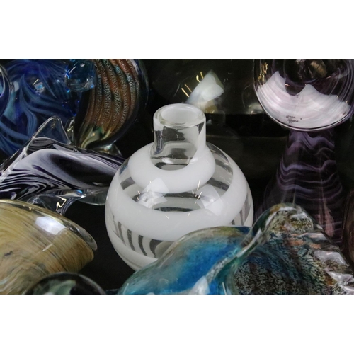 89 - Collection of assorted studio art glass ware to include a jellyfish paperweight, seahorse ornament, ... 