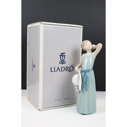 35 - Seven boxed Lladro figurines to include 5712 Sleepy Kitten, 5010 Coiffure Girl With Straw Hat, 4538 ... 