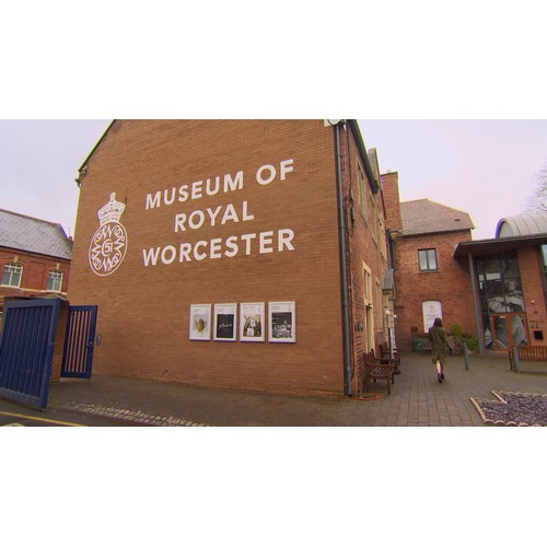 76 - Wonder at the world of Royal Worcester with Philip Serrell - Join the Bargain Hunt legend for a guid... 