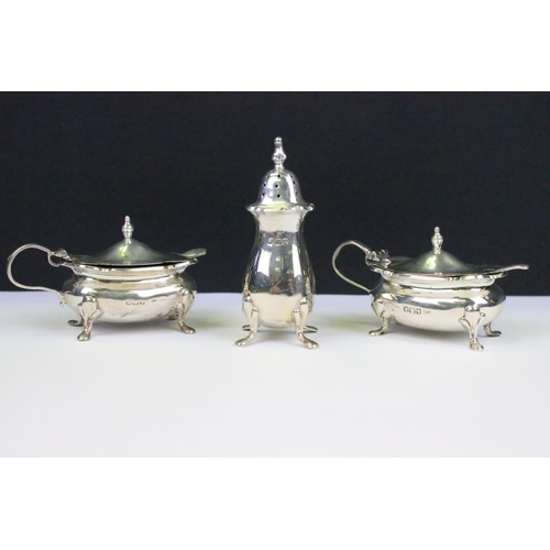 202 - A cased Walker & Hall fully hallmarked sterling silver cruet set comprising of two mustards, two sal... 