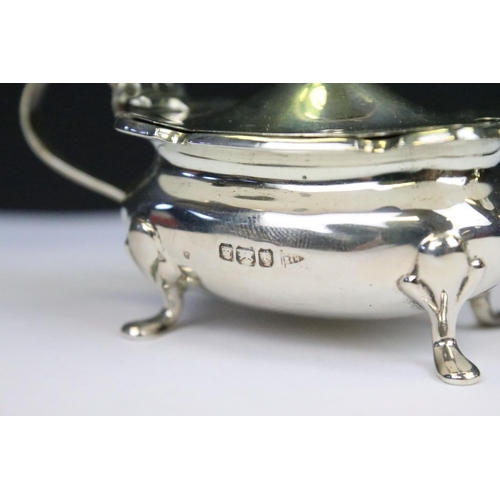 202 - A cased Walker & Hall fully hallmarked sterling silver cruet set comprising of two mustards, two sal... 