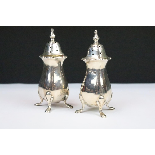 202 - A cased Walker & Hall fully hallmarked sterling silver cruet set comprising of two mustards, two sal... 