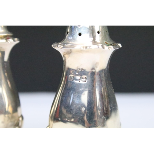 202 - A cased Walker & Hall fully hallmarked sterling silver cruet set comprising of two mustards, two sal... 