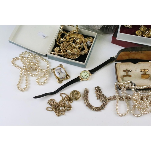 207 - A collection of mainly vintage costume jewellery to include necklaces, bracelets, earrings...etc.. t... 