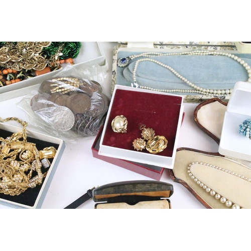 207 - A collection of mainly vintage costume jewellery to include necklaces, bracelets, earrings...etc.. t... 