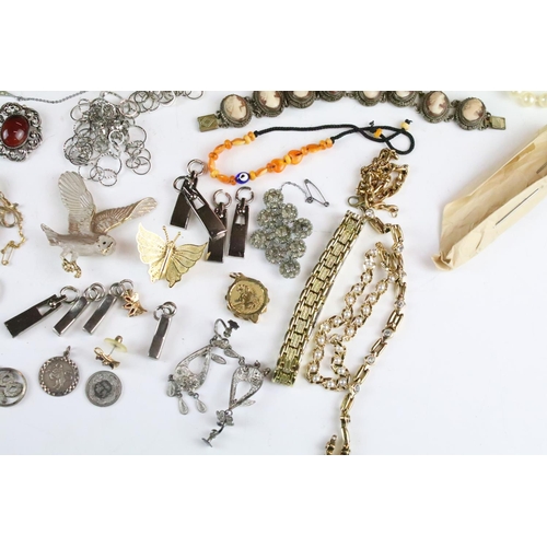 228 - Collection of vintage & contemporary costume jewellery and collectables to include vintage hat pins,... 