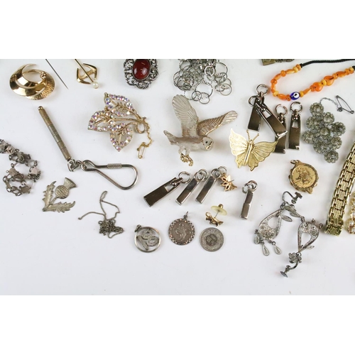 228 - Collection of vintage & contemporary costume jewellery and collectables to include vintage hat pins,... 