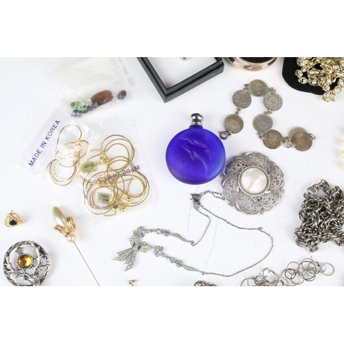 228 - Collection of vintage & contemporary costume jewellery and collectables to include vintage hat pins,... 