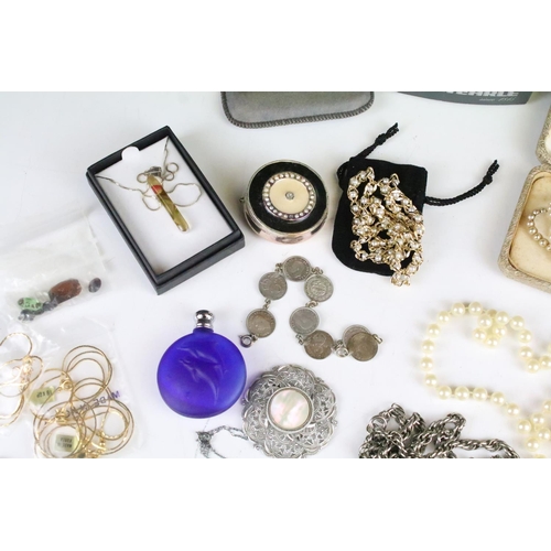 228 - Collection of vintage & contemporary costume jewellery and collectables to include vintage hat pins,... 