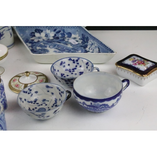 253 - Collection of mixed porcelain, mostly blue & white, to include antique Oriental examples, the lot fe... 