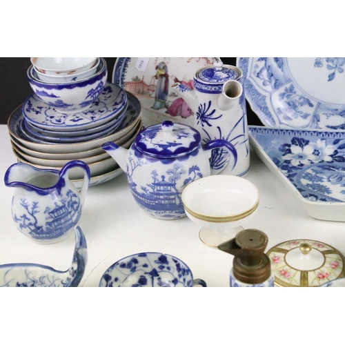 253 - Collection of mixed porcelain, mostly blue & white, to include antique Oriental examples, the lot fe... 