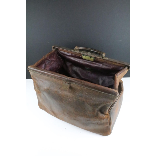 269 - Vintage leather Gladstone type bag, approx 44cm long