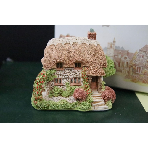 59 - 22 Boxed Lilliput Lane models to include Queen of Windermere (L2458 - with deeds), Oak Cottage, Cotm... 