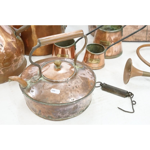 282 - A collection of mixed copper ware to include kettle, saucepan, ladles, jug...etc.