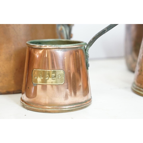 282 - A collection of mixed copper ware to include kettle, saucepan, ladles, jug...etc.