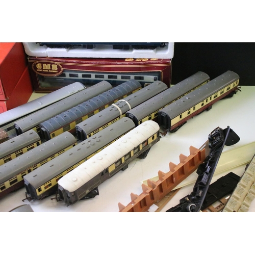 297 - Model Railway - 14 OO gauge items of rolling stock to include Triang and Airfix coaches plus 2 x box... 