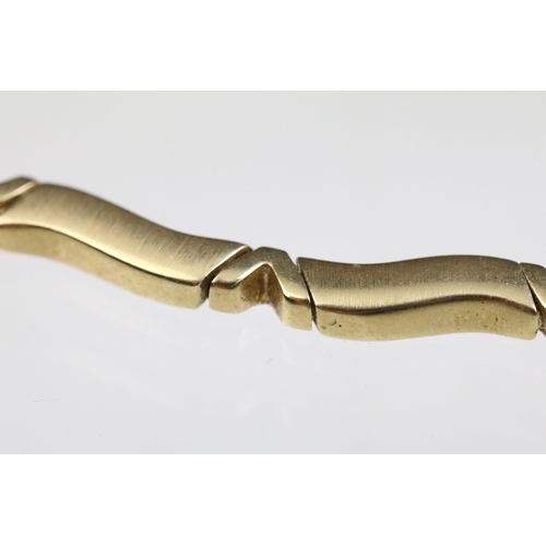24 - 14ct gold necklace and bracelet suite each having curved bar links with v shaped spacer links. Marke... 
