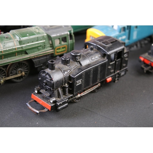 35 - Quantity of OO gauge model railway to include 4 x boxed Lima items of rolling stock, 7 x locomotives... 