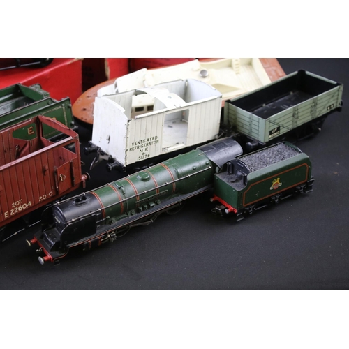 36 - Quantity of Hornby O gauge model railway to include boxed No 40 Tank Locomotive, 0-4-0 60199 locomot... 