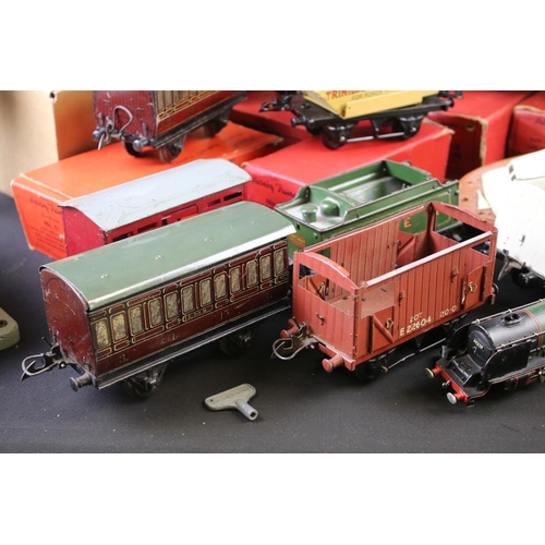 36 - Quantity of Hornby O gauge model railway to include boxed No 40 Tank Locomotive, 0-4-0 60199 locomot... 