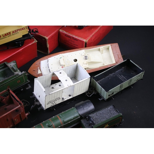 36 - Quantity of Hornby O gauge model railway to include boxed No 40 Tank Locomotive, 0-4-0 60199 locomot... 