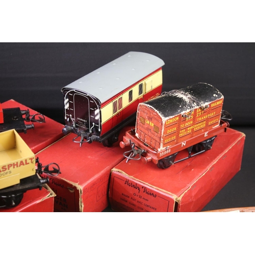 36 - Quantity of Hornby O gauge model railway to include boxed No 40 Tank Locomotive, 0-4-0 60199 locomot... 