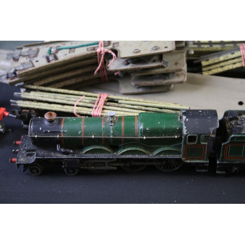 38 - Collection of Hornby Dublo model railway to include boxed G25 LMR 2-9-0 Freight Train set with locom... 