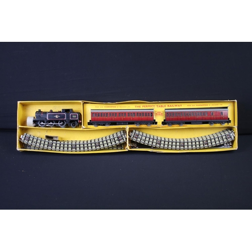 38 - Collection of Hornby Dublo model railway to include boxed G25 LMR 2-9-0 Freight Train set with locom... 