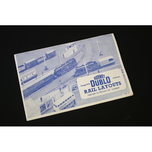 38 - Collection of Hornby Dublo model railway to include boxed G25 LMR 2-9-0 Freight Train set with locom... 