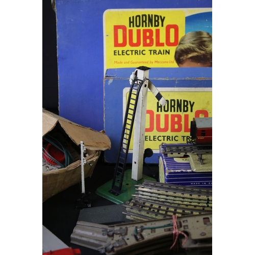 38 - Collection of Hornby Dublo model railway to include boxed G25 LMR 2-9-0 Freight Train set with locom... 