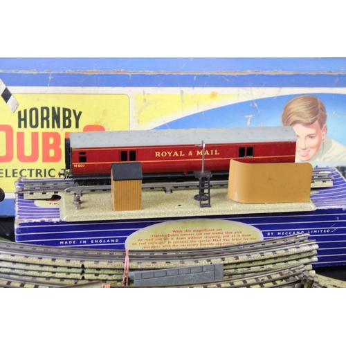 38 - Collection of Hornby Dublo model railway to include boxed G25 LMR 2-9-0 Freight Train set with locom... 