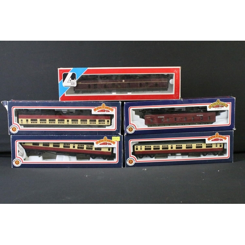 44 - 14 Boxed OO / HO gauge items of rolling stock to include Bachmann 34-350 50' Parcel Van Maroon, Bach... 