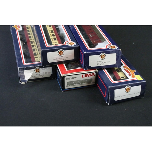 44 - 14 Boxed OO / HO gauge items of rolling stock to include Bachmann 34-350 50' Parcel Van Maroon, Bach... 