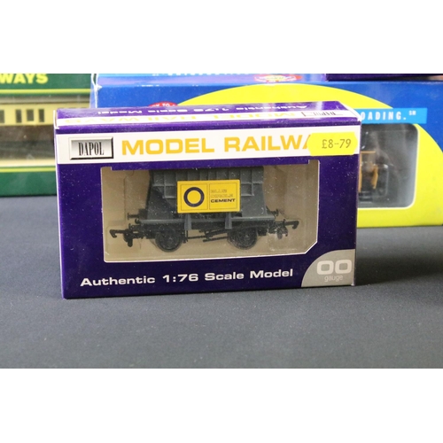 44 - 14 Boxed OO / HO gauge items of rolling stock to include Bachmann 34-350 50' Parcel Van Maroon, Bach... 