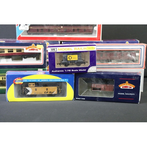 44 - 14 Boxed OO / HO gauge items of rolling stock to include Bachmann 34-350 50' Parcel Van Maroon, Bach... 